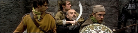 Robin des Bois (Jonas Armstrong) et le Shérif de Nottingham (Keith Allen)