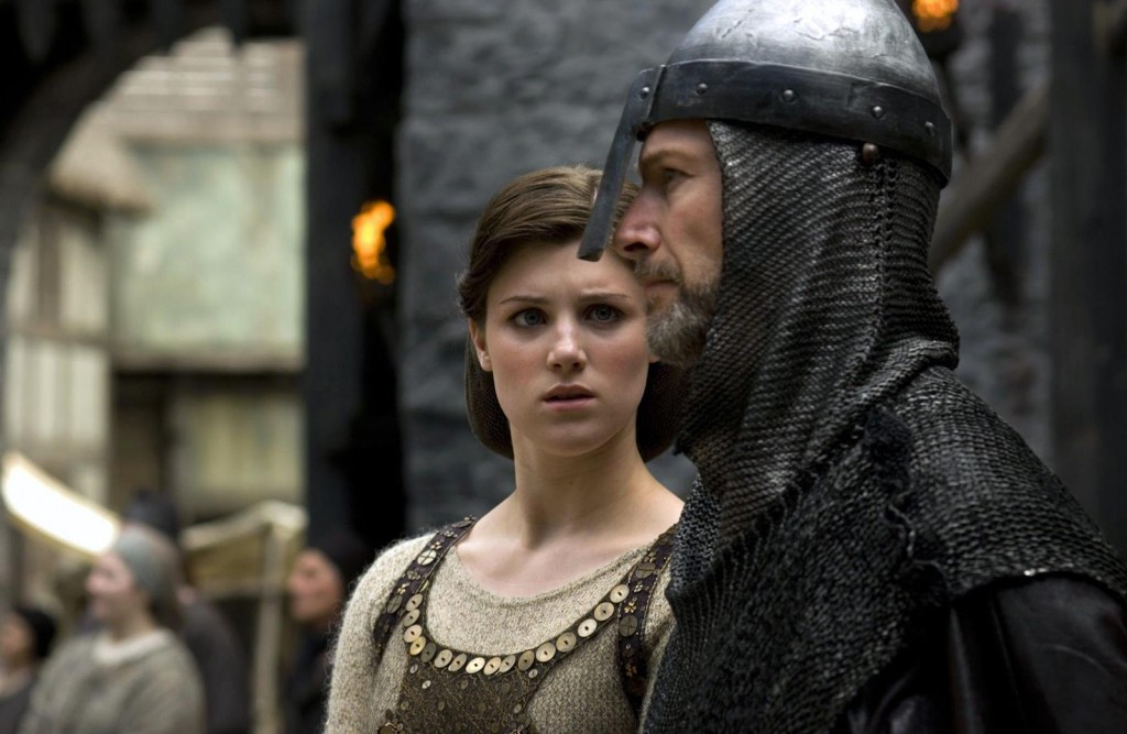 Marian (Lucy Griffiths) vient discuter avec Lacey (Thomas Lockyer)
