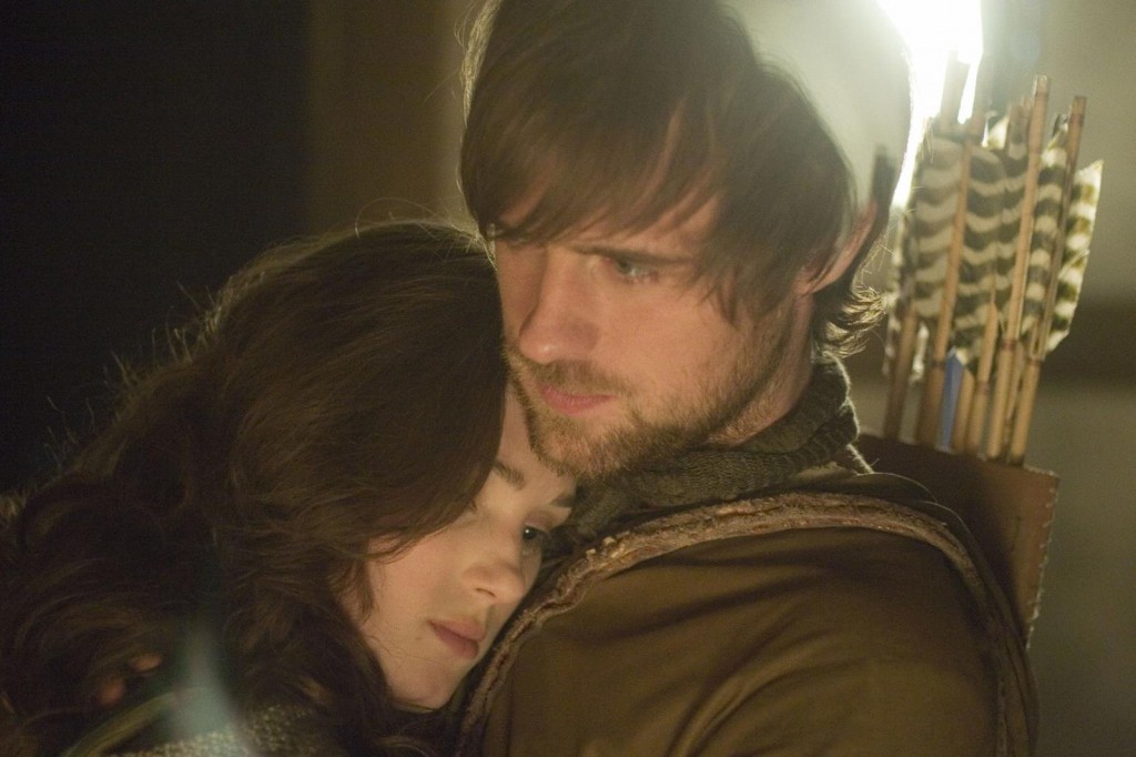 Tendre moment pour Robin et Marian (Jonas Armstrong et Lucy Griffiths)