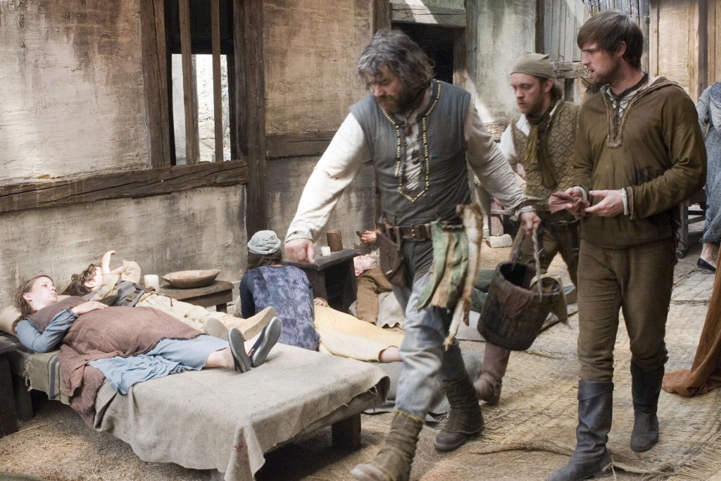 Jean (Gordon Kennedy), Robin et Much (Sam Troughton) prennent soin des malades