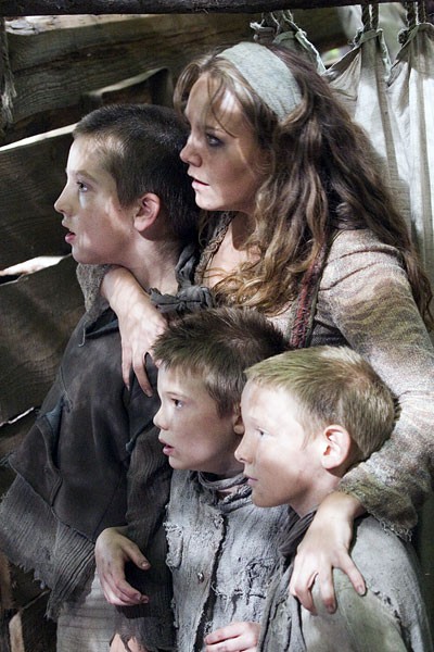 Ceris (Charlie Brooks) et ses trois fils (Alex Valentin Herceg, Fremont Farkas et Kada Haala)