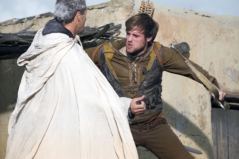 Robin (Jonas Armstrong) affronte James (Barna Illyés)