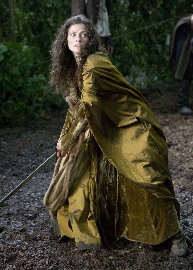 Isabella de Gisborne (Lara Pulver) sait manier l'épée