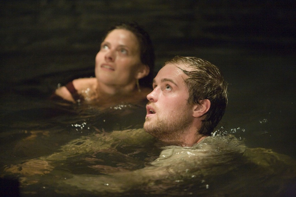Robin et Isabella sont coincés dans le réservoir (Jonas Armstrong et Lara Pulver)