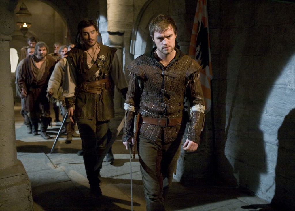 Robin (Jonas Armstrong) précède Archer (Clive Standen) dans le château